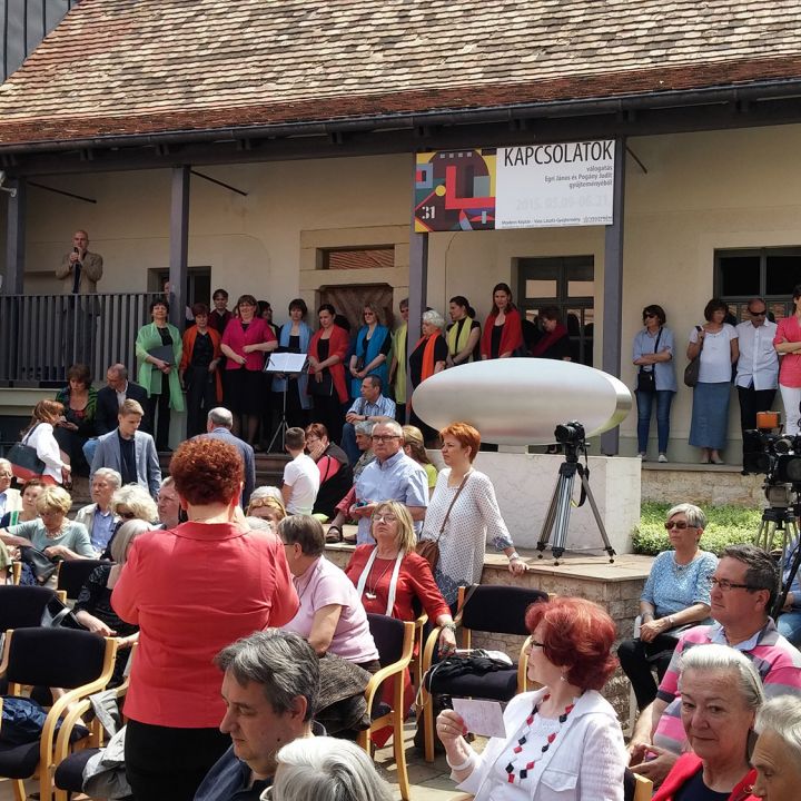 Egri János és Pogány Judit gyűjteménye Kapcsolatok