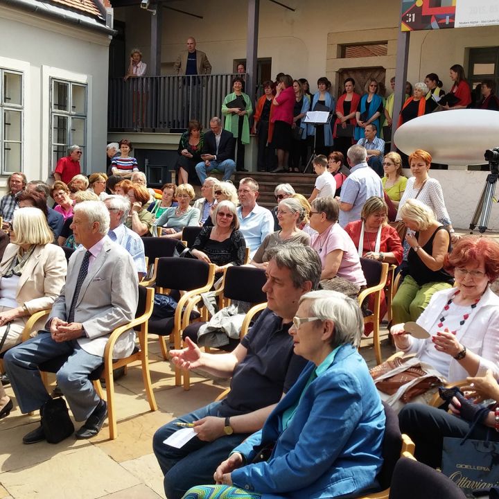 Egri János és Pogány Judit gyűjteménye Kapcsolatok