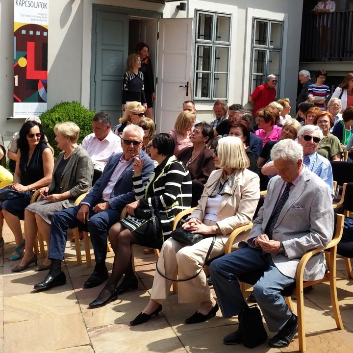 Egri János és Pogány Judit gyűjteménye Kapcsolatok