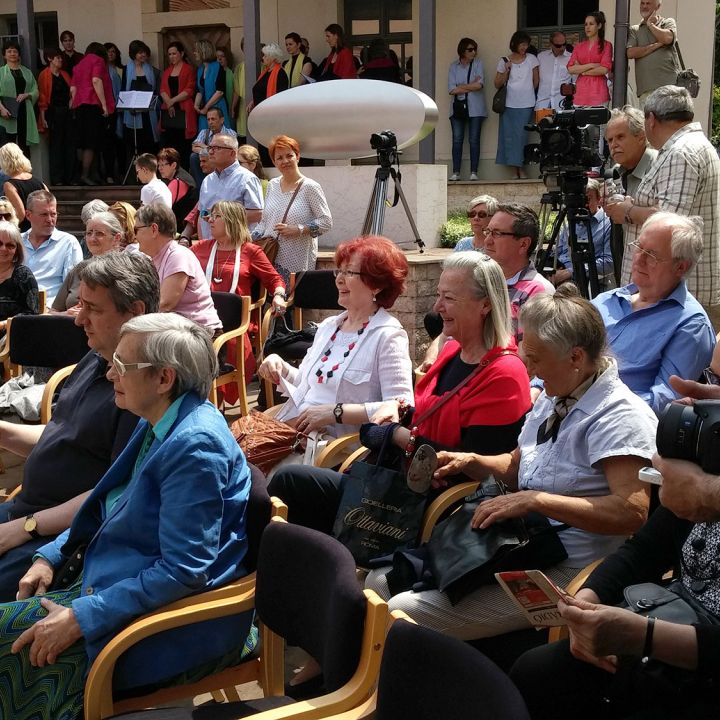 Egri János és Pogány Judit gyűjteménye Kapcsolatok