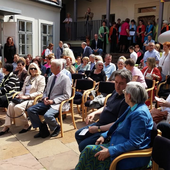 Egri János és Pogány Judit gyűjteménye Kapcsolatok